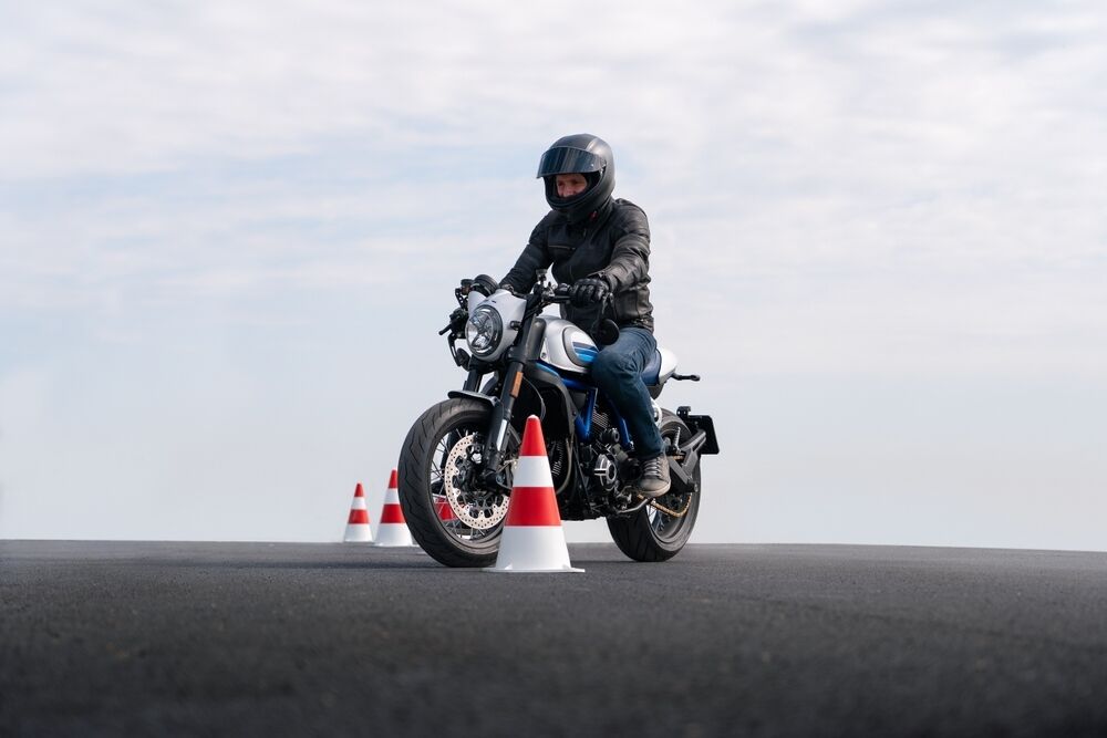 Yeni Başlayanlar için Motosiklet Sürüş Teknikleri ve Püf Noktaları